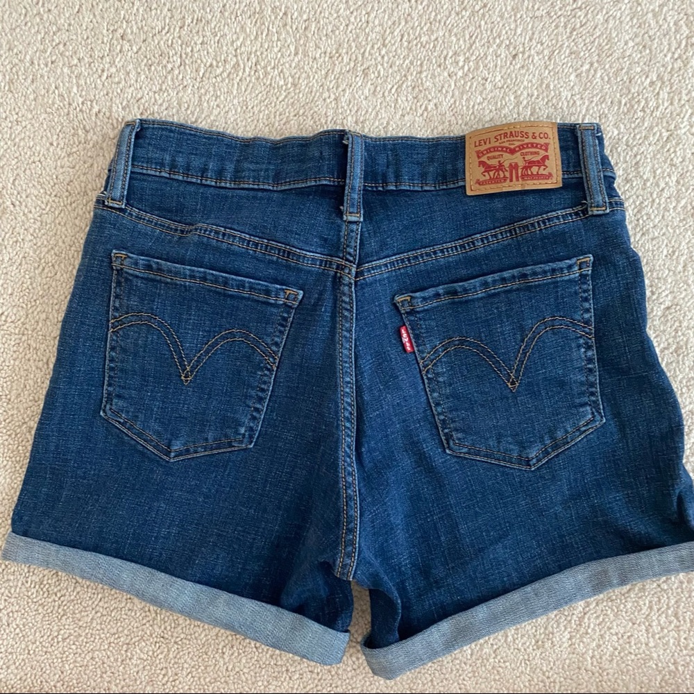 Levi’s mid rise shorts size 27.